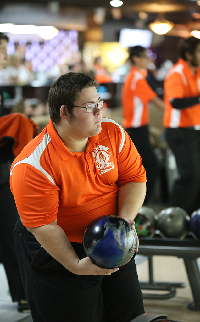 FOCUS. With his eyes on the pins, senior Zach Strine determines his strategy. photo/Charly Reynolds