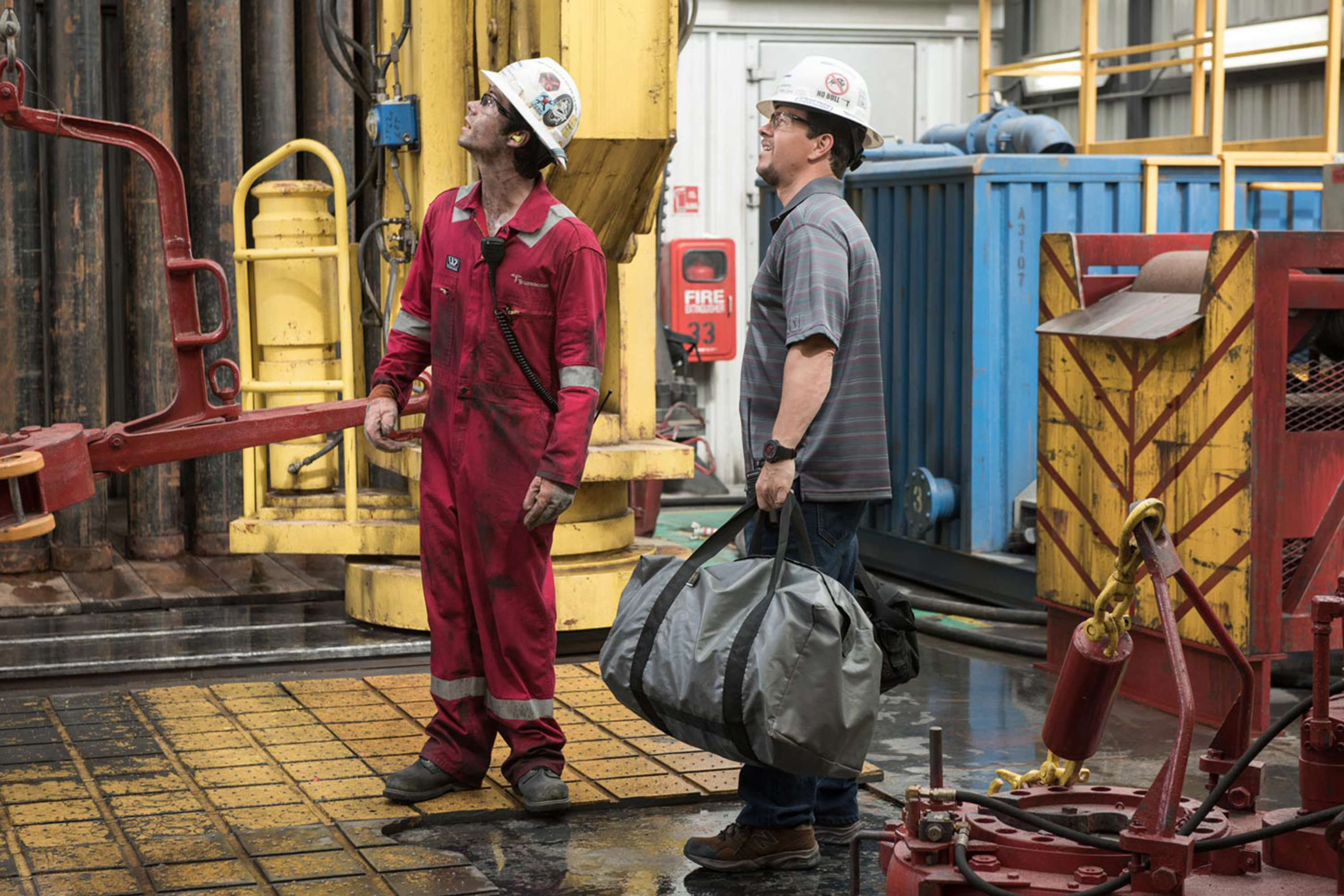 Mark Wahlberg and Dylan O'Brien in "Deepwater Horizon." photo/Lionsgate