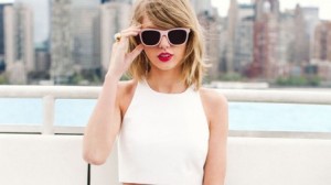 Taylor Swift in front of a skyline, the photograph announcing the release of her fifth album "1989". 